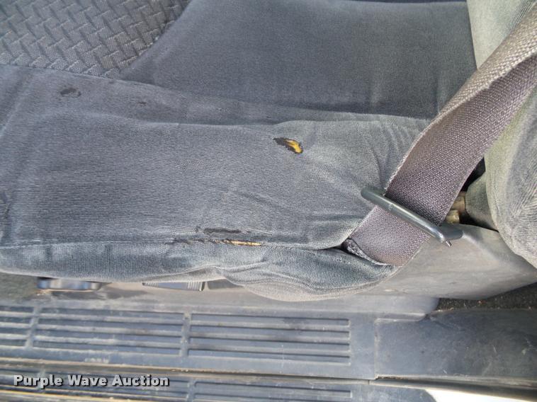 image for item K8114 2002 Chevrolet Avalanche 1500 Crew Cab pickup truck