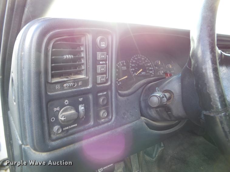 image for item K8114 2002 Chevrolet Avalanche 1500 Crew Cab pickup truck