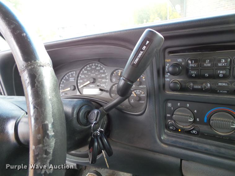 image for item K8114 2002 Chevrolet Avalanche 1500 Crew Cab pickup truck