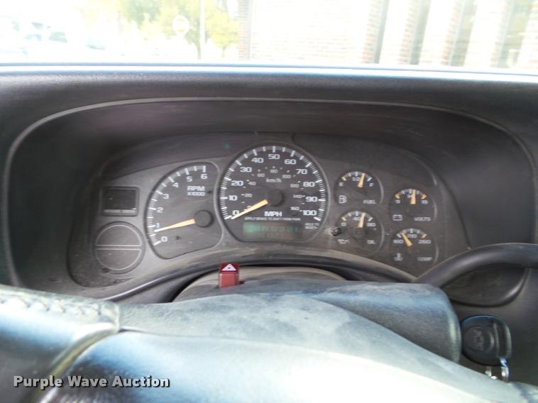 image for item K8114 2002 Chevrolet Avalanche 1500 Crew Cab pickup truck