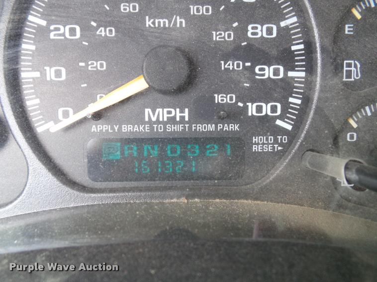 image for item K8114 2002 Chevrolet Avalanche 1500 Crew Cab pickup truck