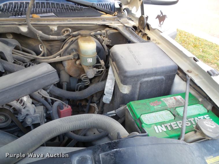 image for item K8114 2002 Chevrolet Avalanche 1500 Crew Cab pickup truck