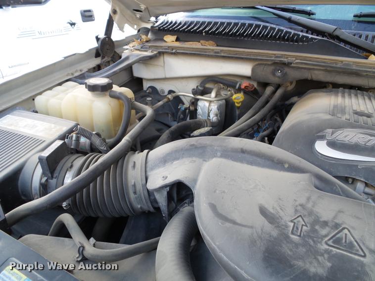 image for item K8114 2002 Chevrolet Avalanche 1500 Crew Cab pickup truck