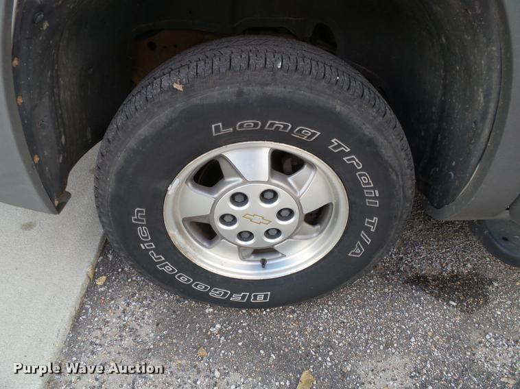 image for item K8114 2002 Chevrolet Avalanche 1500 Crew Cab pickup truck