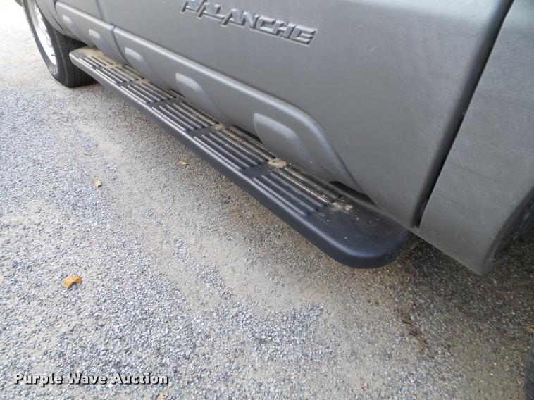 image for item K8114 2002 Chevrolet Avalanche 1500 Crew Cab pickup truck