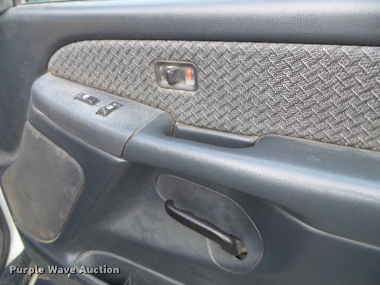 image for item K8114 2002 Chevrolet Avalanche 1500 Crew Cab pickup truck