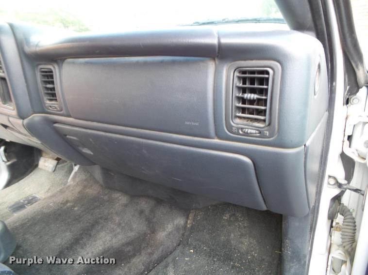 image for item K8114 2002 Chevrolet Avalanche 1500 Crew Cab pickup truck