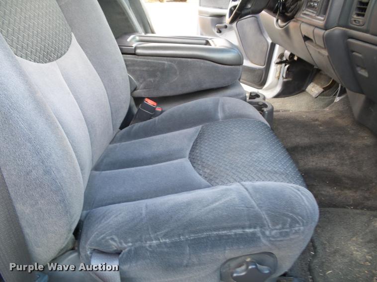 image for item K8114 2002 Chevrolet Avalanche 1500 Crew Cab pickup truck