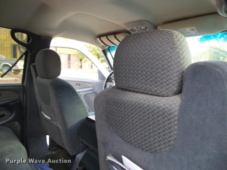 image for item K8114 2002 Chevrolet Avalanche 1500 Crew Cab pickup truck