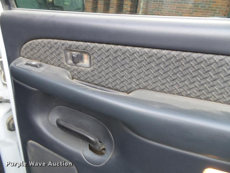 image for item K8114 2002 Chevrolet Avalanche 1500 Crew Cab pickup truck