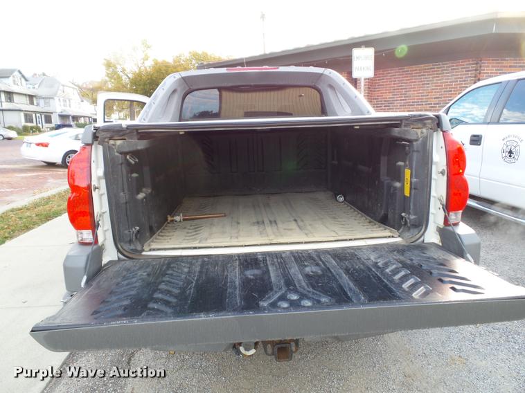 image for item K8114 2002 Chevrolet Avalanche 1500 Crew Cab pickup truck