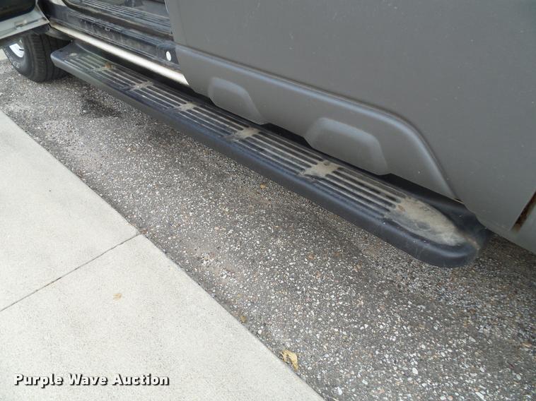 image for item K8114 2002 Chevrolet Avalanche 1500 Crew Cab pickup truck