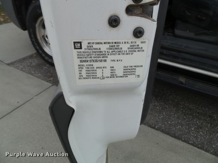 image for item K8114 2002 Chevrolet Avalanche 1500 Crew Cab pickup truck