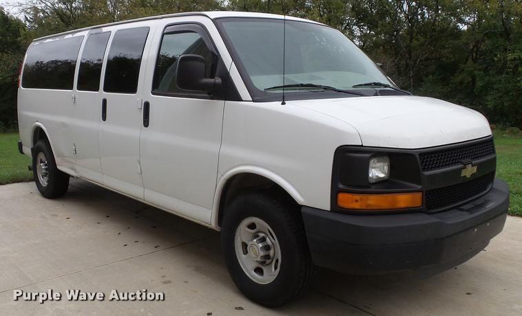 image for item K8165 2010 Chevrolet Express 3500 extended van