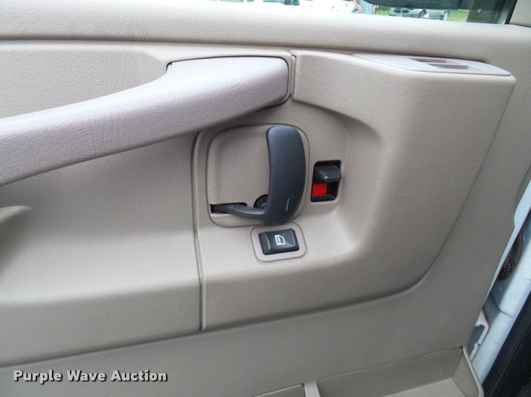 image for item K8165 2010 Chevrolet Express 3500 extended van