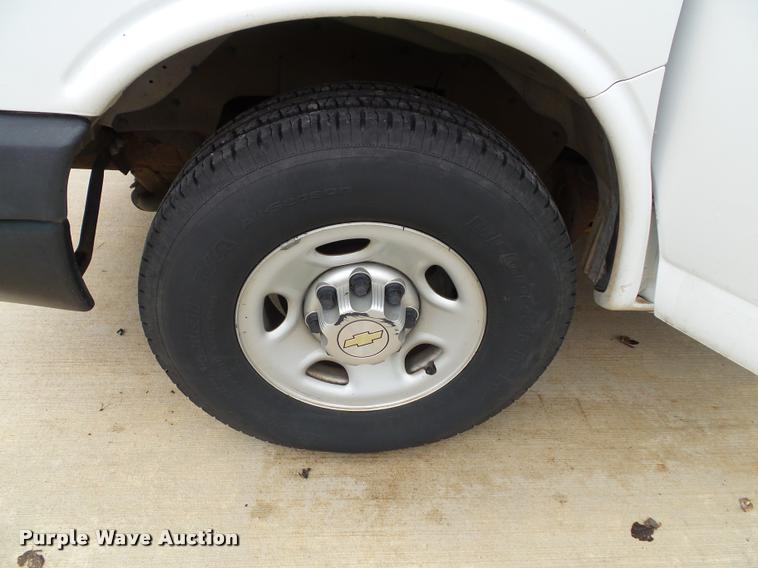 image for item K8165 2010 Chevrolet Express 3500 extended van