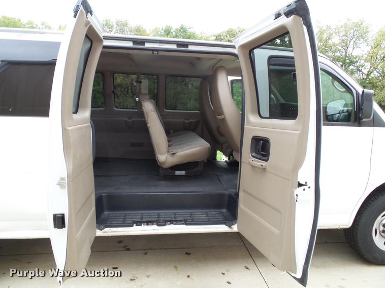 image for item K8165 2010 Chevrolet Express 3500 extended van