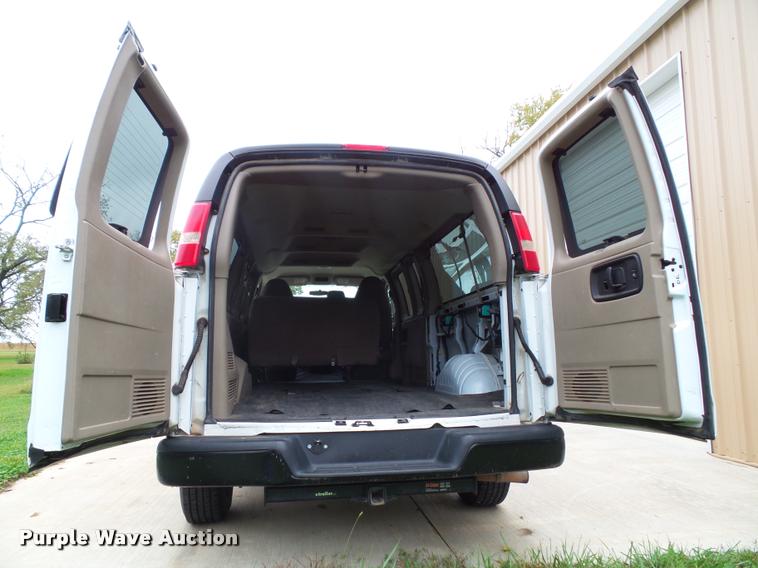 image for item K8165 2010 Chevrolet Express 3500 extended van