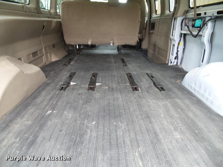 image for item K8165 2010 Chevrolet Express 3500 extended van