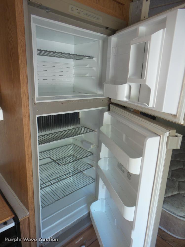 image for item L1721 1998 Prowler camper