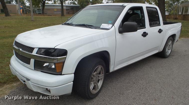 image for item L1739 2004 Chevrolet Colorado Crew Cab pickup truck