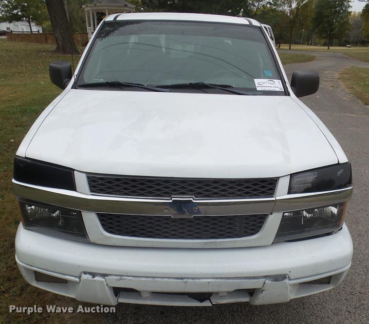 image for item L1739 2004 Chevrolet Colorado Crew Cab pickup truck