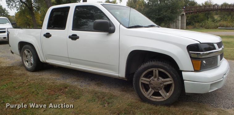 image for item L1739 2004 Chevrolet Colorado Crew Cab pickup truck