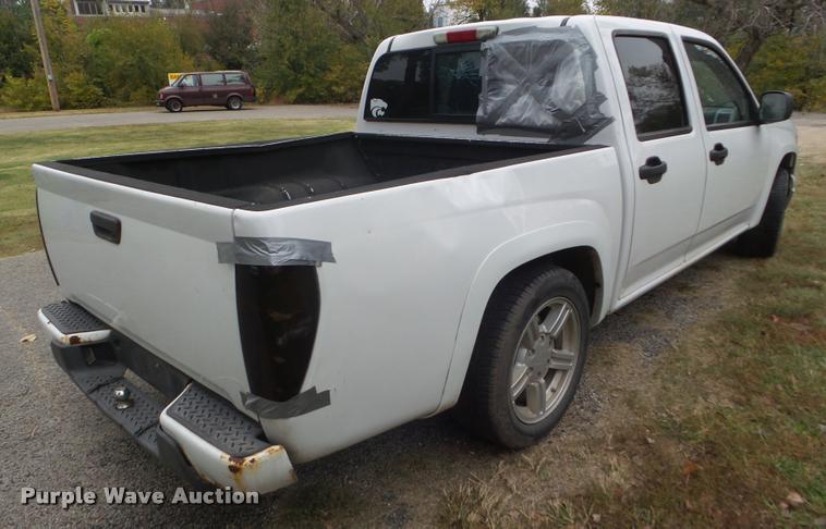 image for item L1739 2004 Chevrolet Colorado Crew Cab pickup truck