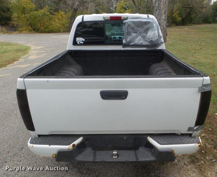 image for item L1739 2004 Chevrolet Colorado Crew Cab pickup truck