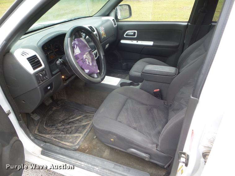 image for item L1739 2004 Chevrolet Colorado Crew Cab pickup truck