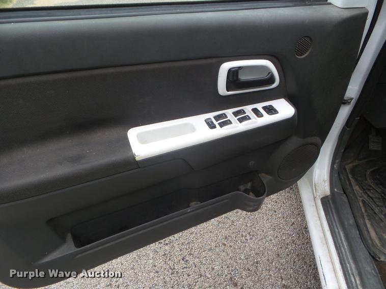 image for item L1739 2004 Chevrolet Colorado Crew Cab pickup truck