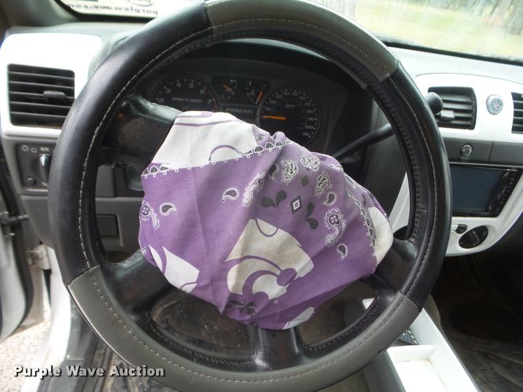 image for item L1739 2004 Chevrolet Colorado Crew Cab pickup truck