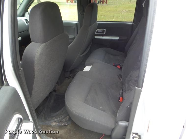 image for item L1739 2004 Chevrolet Colorado Crew Cab pickup truck