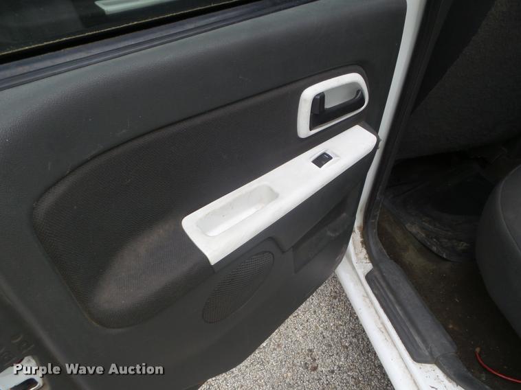 image for item L1739 2004 Chevrolet Colorado Crew Cab pickup truck