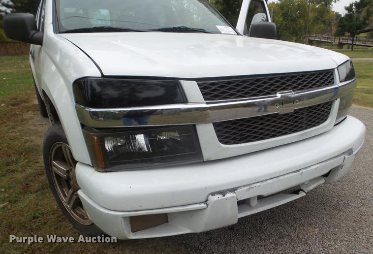 image for item L1739 2004 Chevrolet Colorado Crew Cab pickup truck