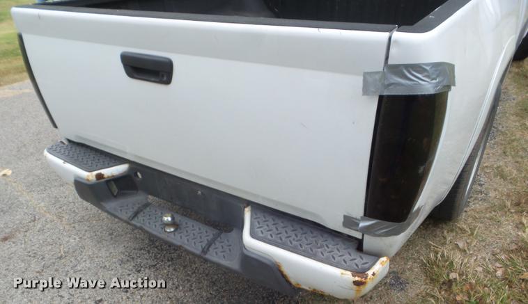 image for item L1739 2004 Chevrolet Colorado Crew Cab pickup truck