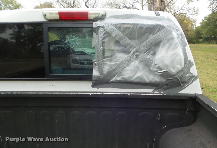 image for item L1739 2004 Chevrolet Colorado Crew Cab pickup truck