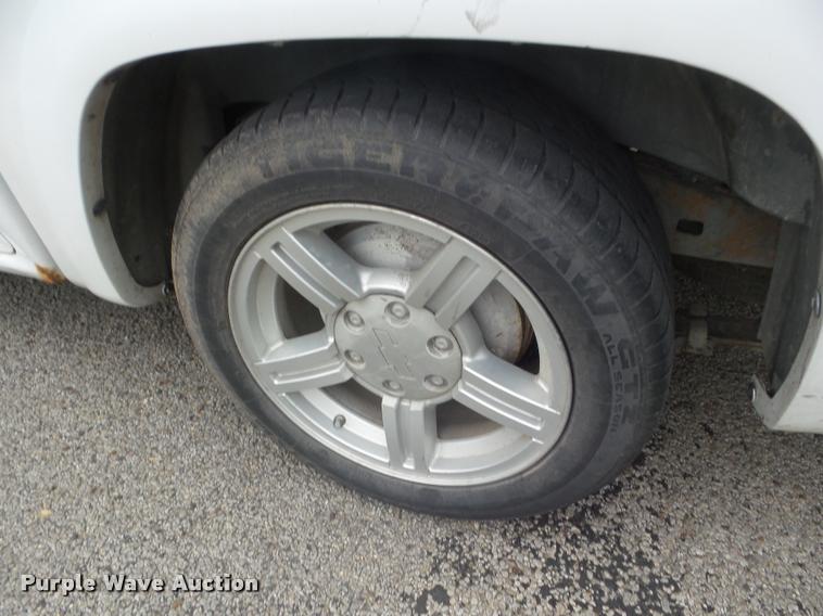 image for item L1739 2004 Chevrolet Colorado Crew Cab pickup truck