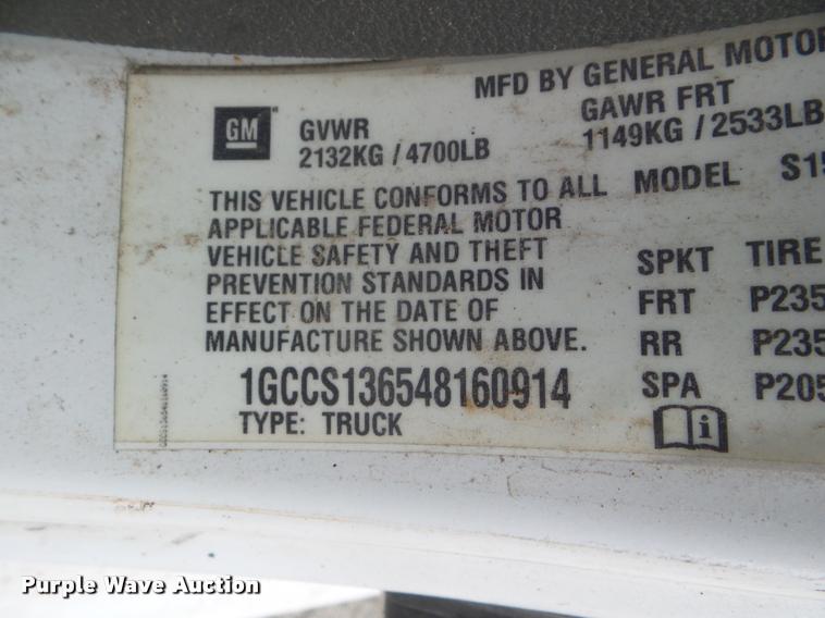 image for item L1739 2004 Chevrolet Colorado Crew Cab pickup truck