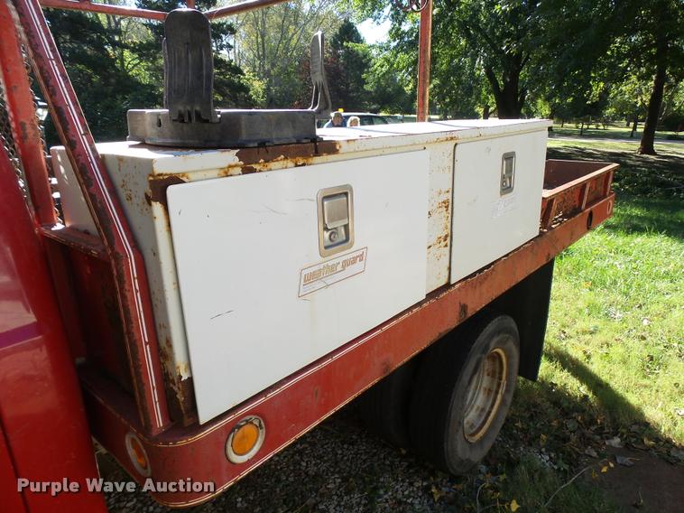 image for item L3274 1999 Ford F350 Super Duty Crew Cab flatbed pickup truck