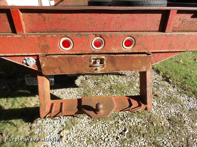 image for item L3274 1999 Ford F350 Super Duty Crew Cab flatbed pickup truck