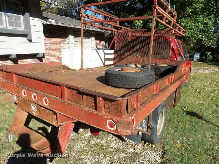 image for item L3274 1999 Ford F350 Super Duty Crew Cab flatbed pickup truck