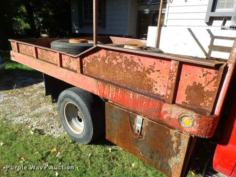 image for item L3274 1999 Ford F350 Super Duty Crew Cab flatbed pickup truck