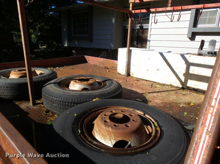 image for item L3274 1999 Ford F350 Super Duty Crew Cab flatbed pickup truck