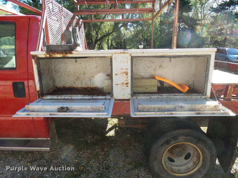 image for item L3274 1999 Ford F350 Super Duty Crew Cab flatbed pickup truck