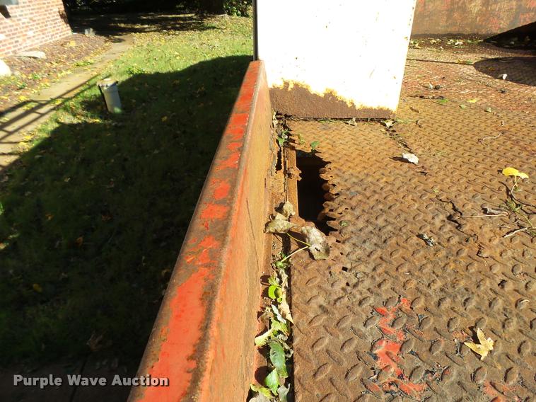 image for item L3274 1999 Ford F350 Super Duty Crew Cab flatbed pickup truck