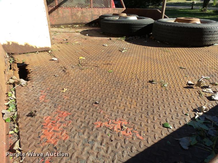 image for item L3274 1999 Ford F350 Super Duty Crew Cab flatbed pickup truck