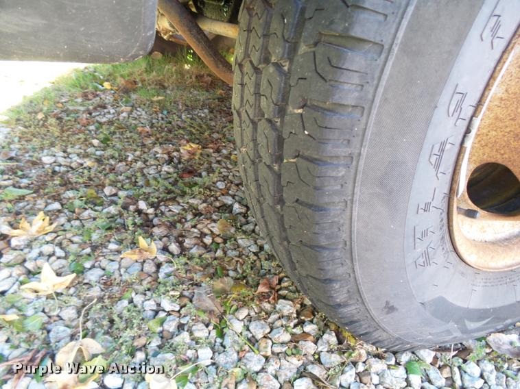 image for item L3274 1999 Ford F350 Super Duty Crew Cab flatbed pickup truck