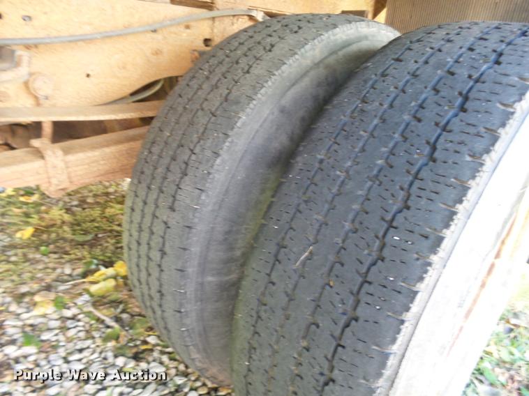 image for item L3274 1999 Ford F350 Super Duty Crew Cab flatbed pickup truck