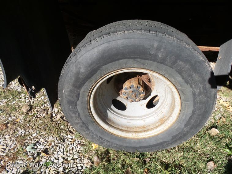 image for item L3274 1999 Ford F350 Super Duty Crew Cab flatbed pickup truck